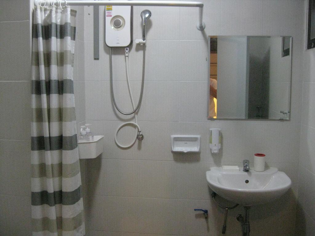 Хостел Rest 3 Бангкок Экстерьер фото